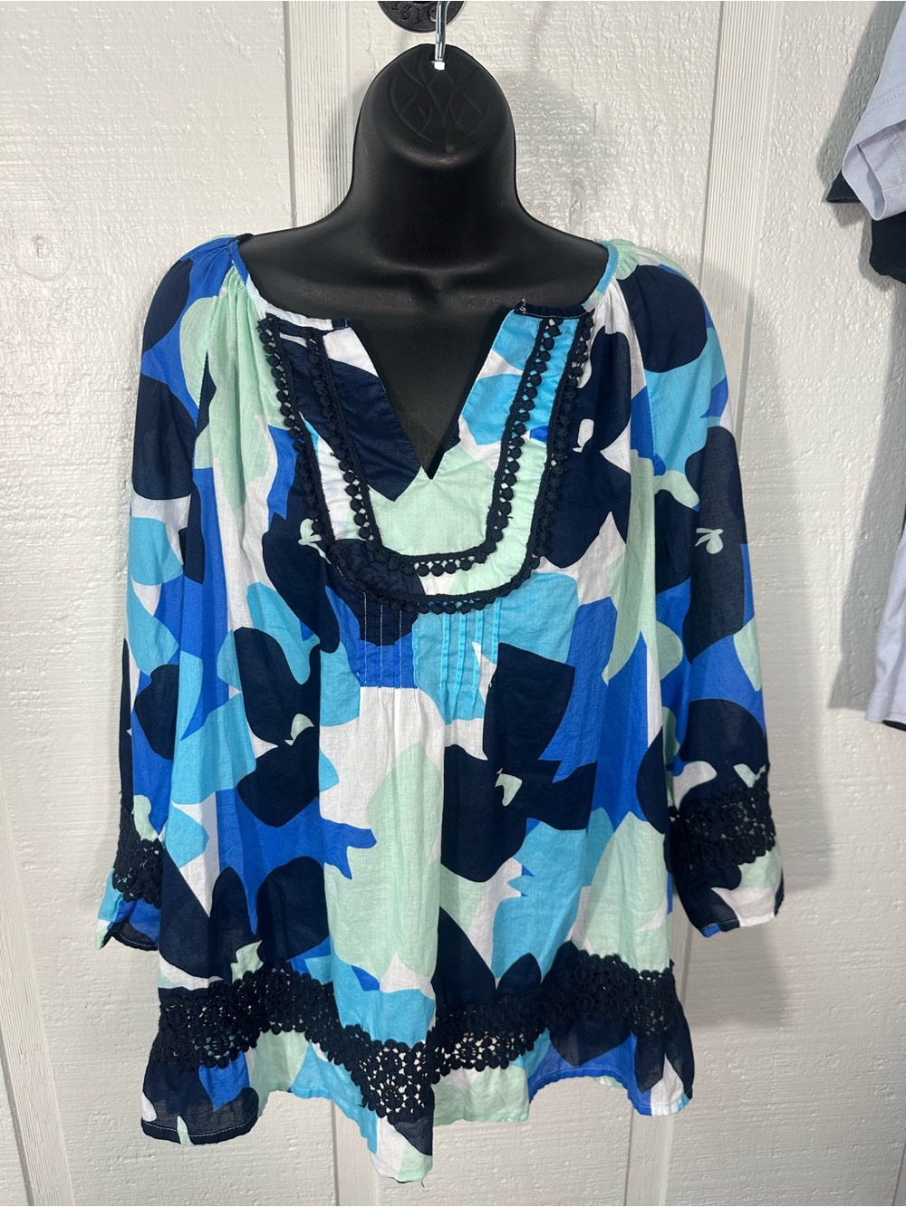 Crown & Ivy Geometric Print 3/4 Sleeve Top Size 2x EUC - Picture 3 of 7